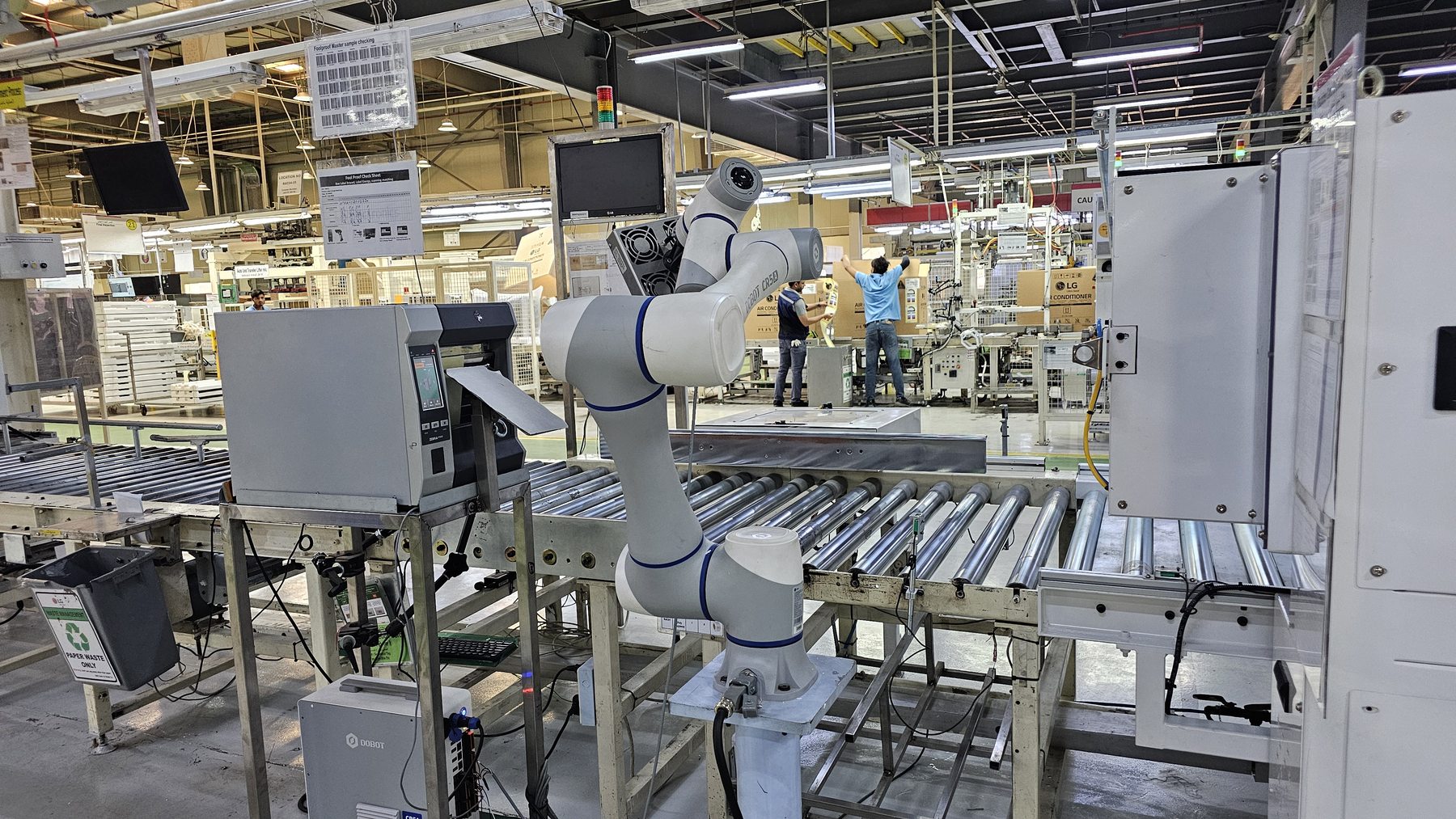 Labeling cell within the surrounding factory environment